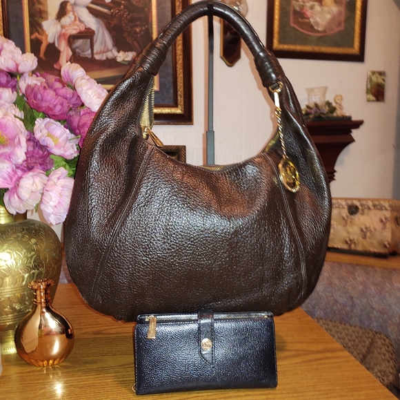 "Very Rare" Michael Kors Hobo Crescent Bag with Gold Hardware Popular In Asia - Picture 1 of 12